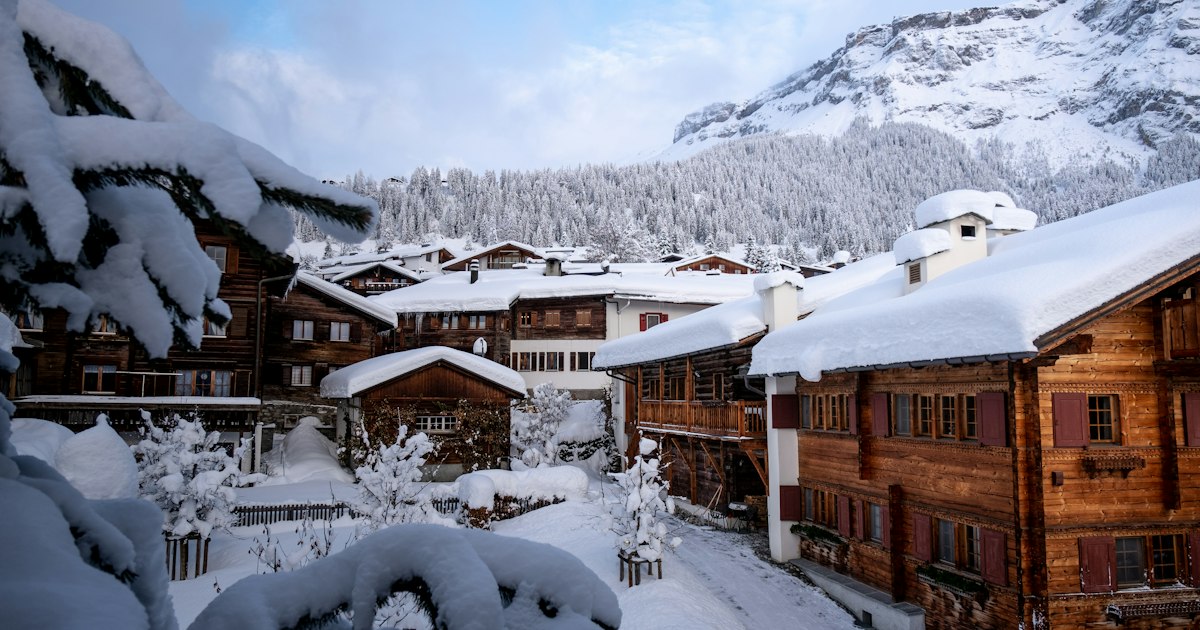 Chalets et village de montagne sous la neige, illustration d’une vente en station de ski